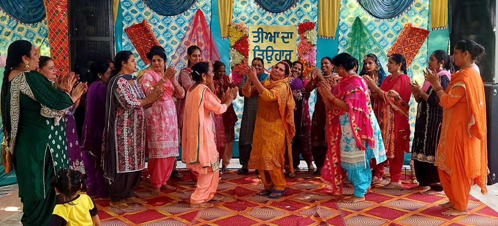 ਮਹਿਮਦਵਾਲ ਕਲਾਂ ਵਿੱਚ ਧੂਮ ਧਾਮ ਨਾਲ ਮਨਾਇਆ ਗਿਆ ਤੀਆਂ ਦਾ ਤਿਉਹਾਰ